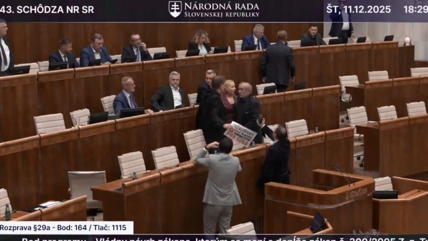 Bengál ve slovenské národní radě: Opozice kvůli přílepkům mlátila do lavic, pískala a křičela hanba